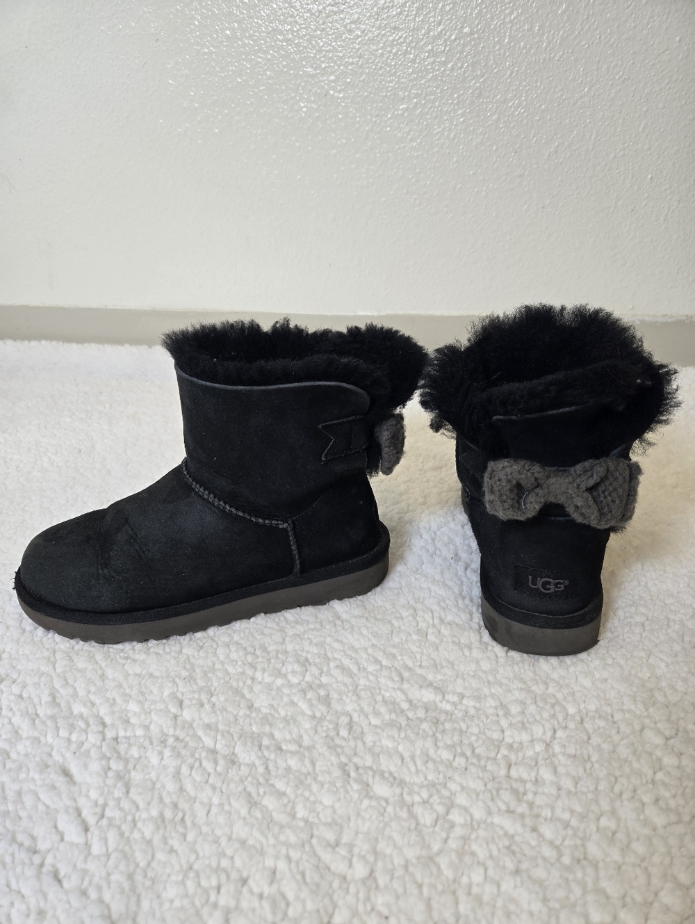 UGG Boots Size 7 Short Crochet Bow Black Sherpa Sheepskin